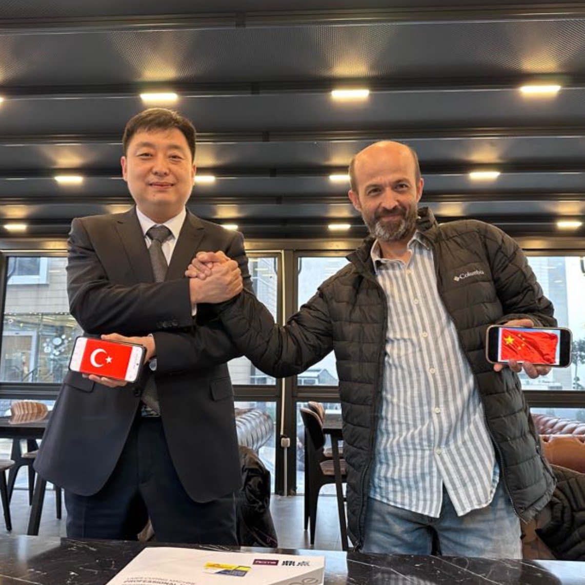 Yafes Alemin mit einem internationalen Geschäftspartner